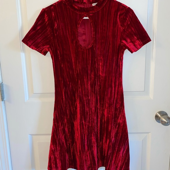Keyhole Cutout High-Neck Red Velvet Dress - Picture 1 of 4